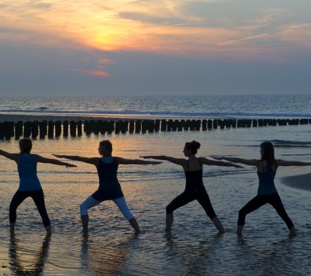 Yoga op het strand van de Noordzeekust
