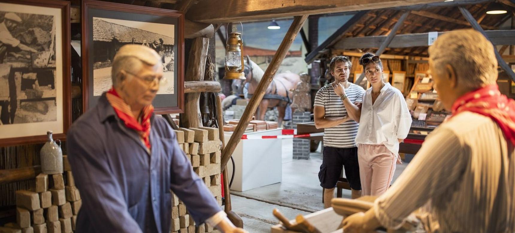 Bezoekers bekijken de tentoonstelling in het Museum Rupelklei