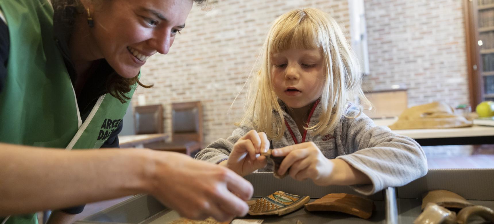 Deelnemer bekijkt vondsten tijdens de Archeologiedagen (gemaakt door Stefan Dewickere)