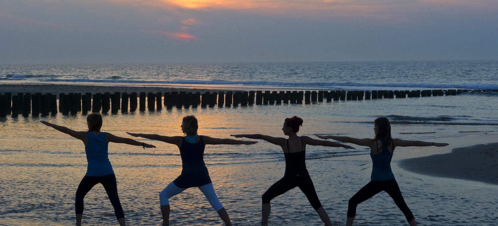 Yoga op het strand van de Noordzeekust