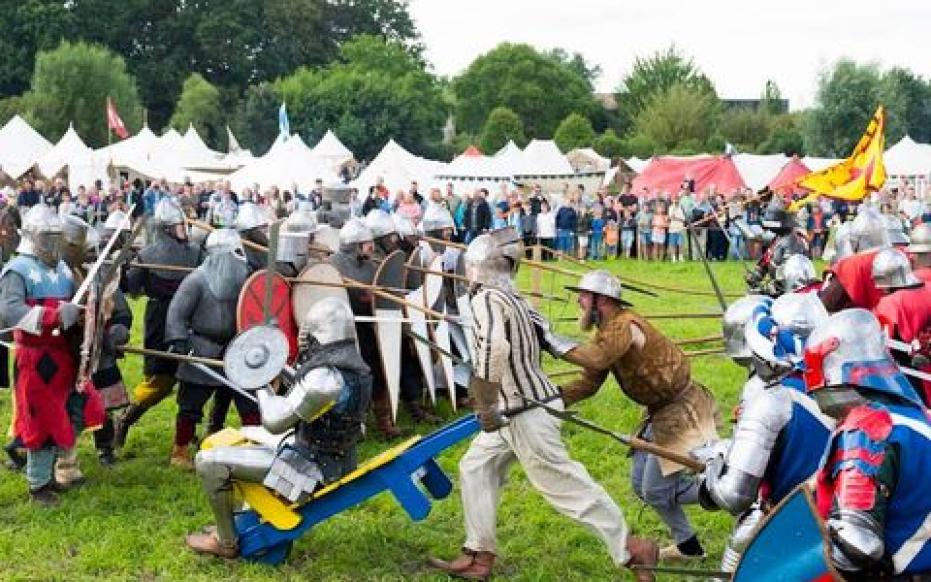 Stichting Eeuwig Vermaak tijdens demonstratie op het Middeleeuws Festival Zuid-Beveland